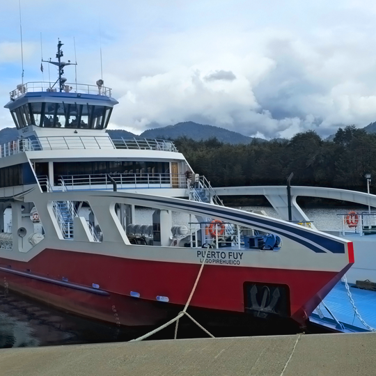Barcaza Hua Hum, Puerto Fuy, Panquipulli, Región de los Rios, Chile